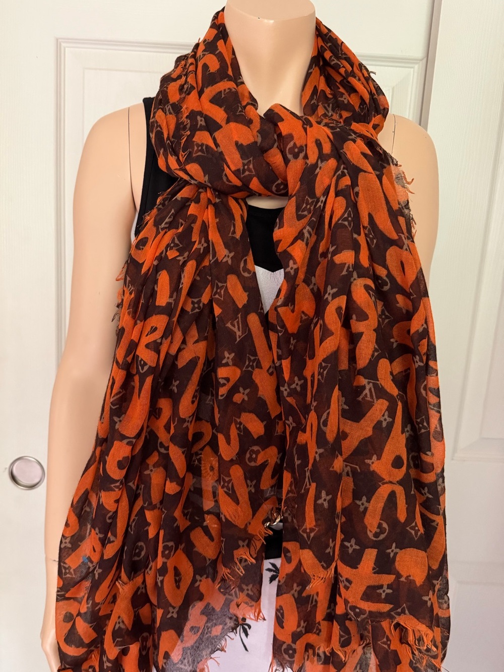 LOUIS VUITTON Graffiti
Brown Monogram Orange Large Scarf
Shawl